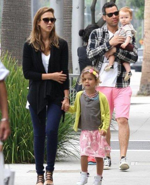 Jessica Alba'nn kocas Cash Warren da yapmc babasndan ald bayra tayor. Warren yeni kuan nemli film yapmclarndan biri.