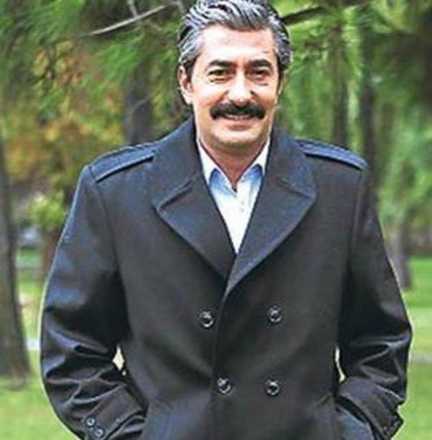 NCE KASAP OLDU, MD SOSYETE PAZARI AIYOR <br>&#8220;yle Bir Geer Zaman ki&#8221; dizisinin Ali Kaptan&#8217; Erkan Petekkaya, ticaret dnyasna hzl bir giri yapt. Getiimiz aylarda Acarkent&#8217;te kasap ve steak dkkan aan oyuncu, imdi de Sosyete Pazar adn verdii alveri merkezini hizmete sokmaya hazrlanyor.