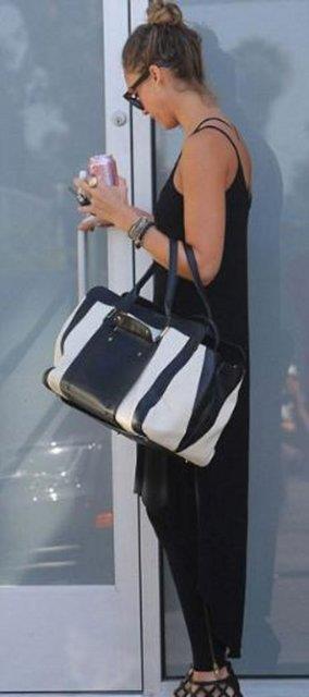 Yazar Christopher Cavigan ile ortak kurduu The Honest Company, ocuklara ve ailelere ynelik rnler satyor. Meneke gzl yldzn l