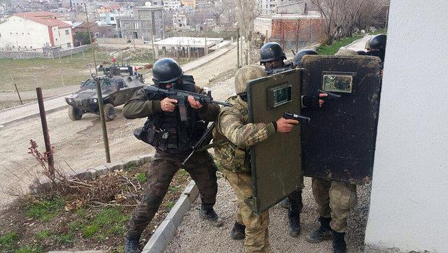 PKK&#8217;NIN EKLME NEDEN: Sur ve dil&#8217;de PKK&#8217;nn patlayc depolar bulunmu, Sur ve dil atmalarnn seyri sratle deimi, PKK ekilmek zorunda kalmt. rnak&#8217;ta da benzer hacimli depolar bulunmu ancak PKK bu kez depolamalar datmt.