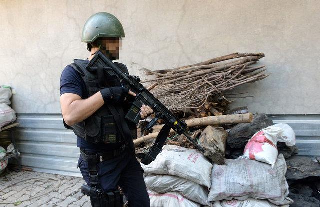 POLS ZEL HAREKT: Sahaya srlen muharip polisler, eitimden tekniklerine dek zel Harektlar, muazzam cansiperane atmlardr. Asker ve polis zel Harektlar, tereddtsz biimde PKK stne gitmitir.