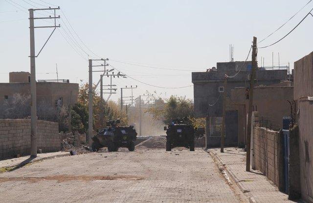 SLOP&#8217;DEN IKAMADILAR: PKK, krsaldaki eylem hafzasn meskn mahal atmasna transfer ederken tkank haldedir. Sivil halkn olu- turduu kalabalklarn/trafiin k imkn getirmesi Silopi&#8217;de kullanlm, baarsz olmutur. Silopi&#8217;de tek kalemde 54, ardndan 30 ksur PKK/YDG-H&#8217;li yakaland.