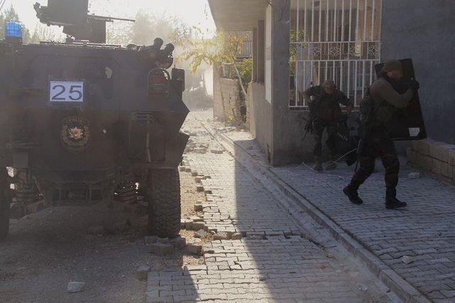 SOKAA IKMA YASAI: Meskn mahal atmalarnda yaklak 11 bin kii gzaltna alnd, 4 bin 500 kii tutuklanmtr. 7 il 24 ilede 70 kez sokaa kma yasa ilan edilmitir. Yasaklarn nfus bak- mndan kapsam 2 milyona yakndr.