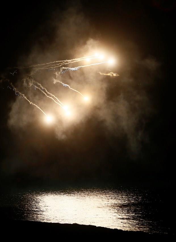 Amfibi ykleme yapan dost unsurlarn, dman hava taarruzuna maruz kalmas ve tespit edilen hava hedeflerinin dost hava savunma silahlaryla atee alnmasnn ardndan tatbikatn gece faaliyetlerinin yapld birinci icra gn, sona erdi.Milli insansz hava aralar Bayraktar TB2 ve Karayel de grnt istihbarat desteiyle tatbikatta yerini ald.