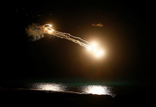 Senaryo gerei tatbikatta, zel Kuvvet timleri, deniz ve havadan szarak planlanan hedefi etkisiz hale getirdi.