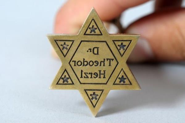 Osmanl'dan yana umduunu bulamayan Theodor Herzl, daha sonrasnda ngilizlere ynelmi ve Filistin arzularn baka yollarla zmeye almtr.