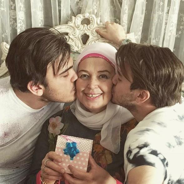 UMRE FOTORAFI ORTAYA IKTI  Yaanan bu zc olayn ardndan Ceceli, youn konser takvimine devam ederken, dn Instagram zerinden oluturulan bir hayran sayfas tarafndan nl sanatnn seneler nce yapt Umre ziyaretinden bir fotoraf yaymland. Binlerce takipisi olan hayran sayfasnn paylat bu fotorafa onlarca yorum geldi.