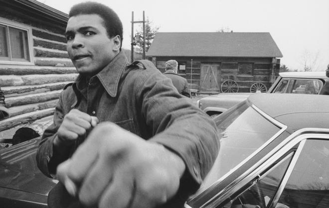 <p><b>Ringlerden be yl men</b></p>  <p>Muhammed Ali, muhalif kiiliiyle de dikkatleri ekiyordu. ABD, ondan Vietnam Sava'na gitmesini istedi. O, bunu &#8220;Benim onlarla sorunum yok&#8221; diyerek reddetti. Bu yzden 5 yl men cezas ald, dnya ampiyonluu unvan da geri alnd.</p>