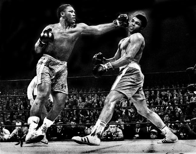 <p>Tarihler 8 Mays 1971'i gsterdiinde ise 'Asrn Dv' olarak adlandrlan mata Muhammed Ali, Joe Frazier'a kar ringe kt.</p>  <p> buuk yllk arann ardndan yalnzca iki rakibiyle karlatktan sonra bu maa kan Ali, 15'inci raund sonunda matan yenilgi ile ayrld. Efsane boksr, bylelikle profesyonel kariyerinde ilk kez bir ma kaybetti.</p>  <p>Ali, Frazier'dan rvan daha sonra kazand iki mala almay bildi. Frazier'a yenilmesinin ardndan kt 10 ma da kazanan Ali, ikinci yenilgisini Kenneth Howard Norton'a kar ald. Ali'nin bu mata enesi krld. Artk eldivenleri brakmas gerektii konuuluyordu.</p>