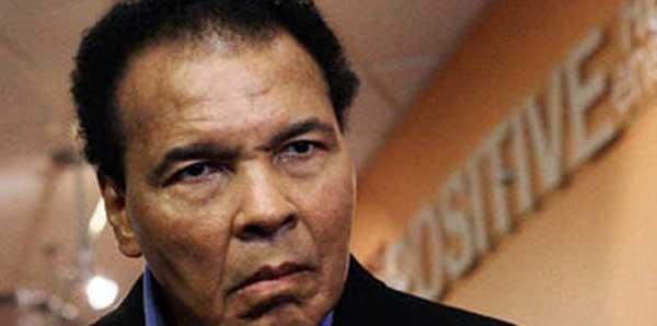 <p><b>Bisikleti alnnca...</b></p>    <p>Muhammed Ali'nin boksa balamasnda sivri dilli mizacnn pay oldu. 1954'te 12 yandayken Louisville'deki evlerinden bisikleti alnan Ali, hrszlk olayn bildirmek iin polis memuru Joe Martin'e gitti. Bisikletin kendisine Noel hediyesi olduunu ve onu alan hrsz bir gzel pataklayacan syleyince, ayn zamanda boks salonu da ileten Martin, Ali'ye bu tehdidini gerekten yerine getirmek istiyorsa dvmeyi renmesi gerektiini syledi.</p>