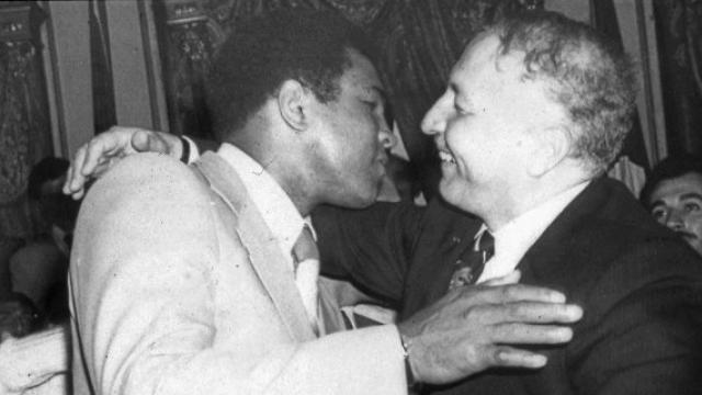 <p>SULTANAHMET CAMNDE CUMA NAMAZI</p>  <p>Korkusuz efsanenin en byk korkusu ise umakt. Uak korkusu sebebiyle Amerika dna pek seyahat etmeyen Muhammed Ali, 1976 ylnda geldii Trkiye'de dnemin Milli Selamet Partisi Genel Bakan merhum Necmettin Erbakan ve binlerce kiiyle Sultanahmet Camisi'nde de cuma namaz kld.</p>