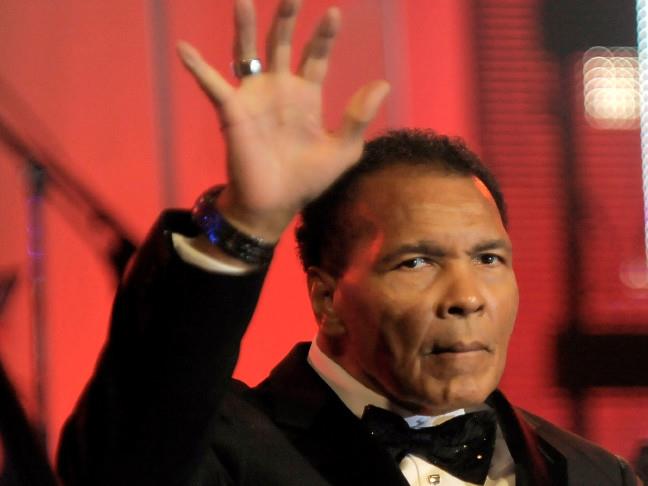 <p>11 EYLL'DE YAFTALAMAYA KARI IKTI</p>  <p>Yaam boyunca slamiyet'in yaylmas iin byk aba gsteren Muhammed Ali,     2001 ylndaki 11 Eyll saldrlar zerine, banda New York tfaiye Mdrl     apkas ile Sfr Noktas'na giderek destek ve dayanmasn gstermek gerei     duymu ve yle demitir: &#8220;Beni asl inciten, 'slam' adnn bulatrlmas     ve 'Mslman' [adnn] bulatrlmas, ve sorun karlp nefret ve iddete     yol almas. slam, katil dini deildir. slam, bar demektir. Evde ylece     oturup insanlarn sorunun kayna olarak Mslmanlar yaftalamalarna seyirci     kalamazdm.&#8221; </p>