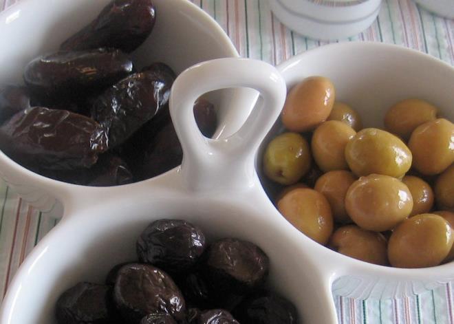 HURMA MI ZEYTN M? ORU NEYLE AILMALI  Canan Karatay 'n iddiasna gre Peygamberimiz iftarn hurma deil zeytin ile ayordu. Ancak Peygambere dair tm hadislerde tam tersi bir bilgi yer alyor. Canan Karatay hurmay tatl olduu iin iftar sofrasndan kaldryor ve yle diyor;  -"Ben hurma yerine iftar amak iin zeytini neriyorum. Hazreti Muhammed de zeytinle orucunu aarm. Hurma ok ekerlidir. Uzun sre susuz kalm vcuda eker yklenmez. Ancak iftardan sonra sahura kadar beklerken bir hurma yenebilir. "