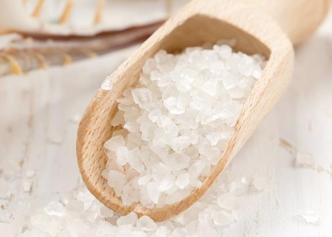 TUZ DEYP GEMEYN!  Canan Karatay :  -Sahurda tuzda ok nemli. Ancak kaya tuzu kullanmak art. Kaya tuzu doal mineral ve doal vitamin salyor. Tuzdan korkmayn.