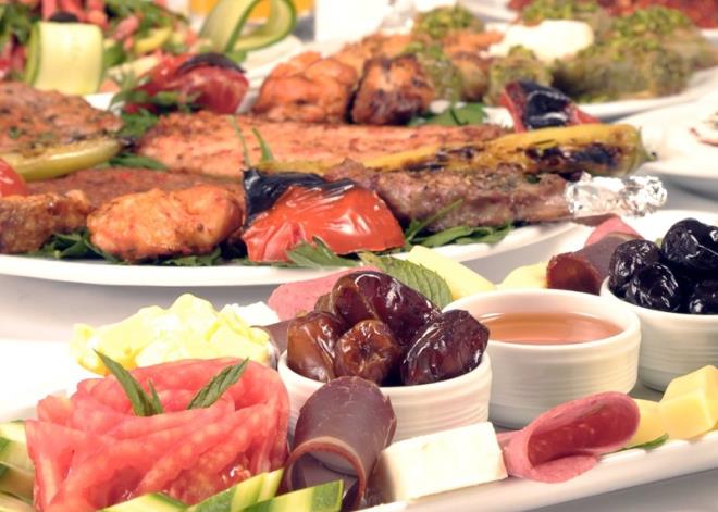 Canan Karatay sahurda tok tutan yiyecekler listesine ise peynir ve kfteyi de yerletiriyor. Mercimek orbas, ceviz, fndk, fstk, ili kfte de nerilerinin banda geliyor. Kzartmalardan ise kesinlikle uzak durulmasn istiyor.