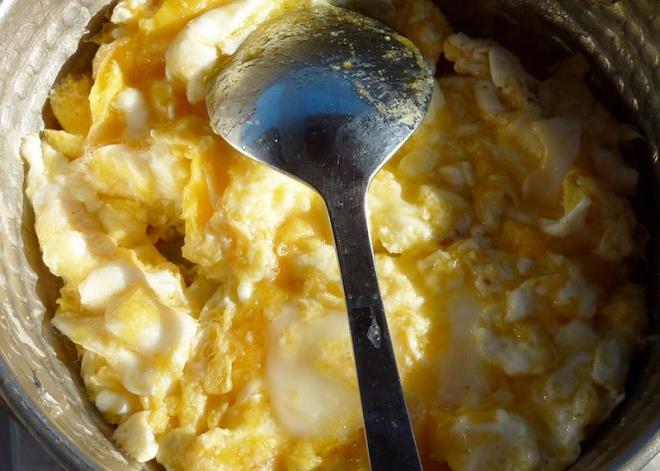 YUMURTA 24 SAAT TOK TUTAR  Sahurda yumurta tok tutar. Neden mi? Bilinen iki eit rnek proteinden biri anne st dieri yumurtadr. Anne stnden sonra en kaliteli protein olmas, uzun sreli doygunluk hissi salamas ramazan aynda sahur sofralarnda yumurtann bulunmasn gerekli klyor.