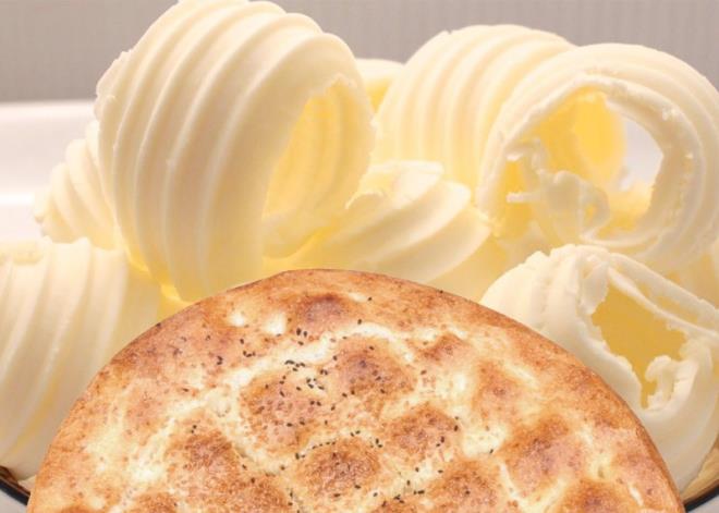 HEM FTAR HEM SAHURDA YERSENZ EKERNZ FIRLAMAZ!  Hem iftarda hem da sahurda pideyi tereya ile yemeyi neren Canan Karatay unlar sylyor;    "-ftarda pide yenebilir ama nasl yiyeceksiniz. Pideyi ikiye ayracaksnz. Avucunuz kadar bir pideye bol bol teraya (ky tereya) sreceksiniz veya bol doal zeytin yana batrp yiyeceksiniz. Pideyi byle yerseniz kan ekerinizi ykseltmez. Pide beyaz undan yapld iin kan ekerini ykseltiyor.    -Sahurda pidenin yarsna tereya srp yiyin. Bunu yaparsanz ekeriniz frlamyor. Haliyle ok rahat oru tutabilirsiniz.