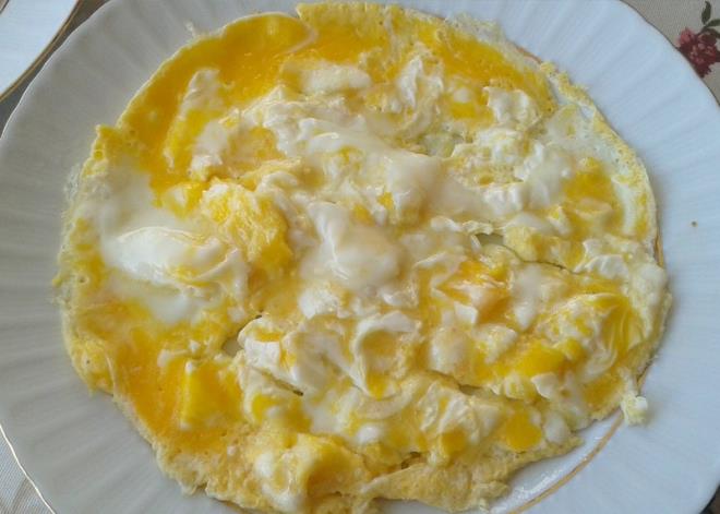 BOL TEREYAINDA YYN  Canan Karatay sahur sofrasnn batac olarak yumurtay gsteriyor ve unlar sylyor;    -"Sahurda 3-4 yumurtay bol tereyana krp yiyebilirsiniz. Sarsyla birlikte yenilmelidir. Sahurda yumurta ok nemli. Yal ok nemli. Yumurta ve tereyandan aldnz enerji sizi 24 saat tok tutabilir."