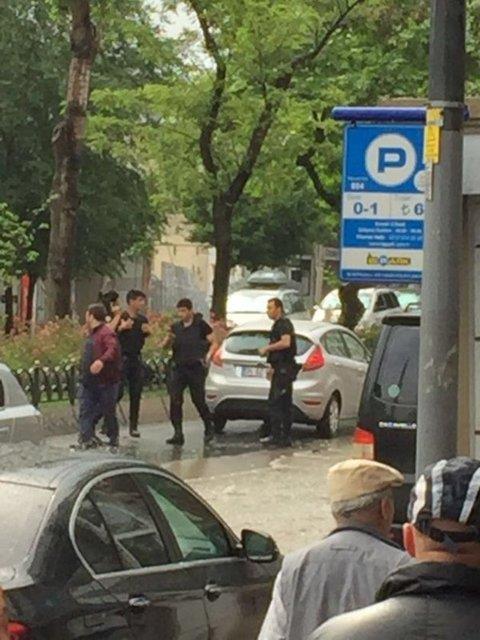 Vefa Lisesi ve evredeki birok dkkann camlar krld, park halindeki aralar hasar grd. Hasar alan i yerleri polis tarafndan boaltld. Polis geni bir blgeyi gvenlik emberine ald. Blgenin yaknndaki kz renci yurduna da saldr dolaysyla paralar isabet etti.