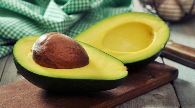 AVOKADO TRKYE'DE DE YETYOR  Bu arada, anavatan Meksika ve Guetamala olan avokado yetitiricilii Trkiye'de, 1980'li yllarn ortalarndan itibaren hzla artm, zellikle Alanya, Gazipaa ve Anamur gibi Akdeniz ky eridinde bulunan yerlerde yaygn olarak retilmeye devam ediyor. Ne yazk ki, Trkiye'de avokado meyvesi ok az tketiliyor. Bunun en nemli nedeni de bizim damak tadmza uymamas. Op. Dr. Betl Grgen, E ve C vitamini asndan da zengin olan bu meyveyi tketmeleri iin insanlar bilinlendirmenin nemli olduunu szlerine ekledi.