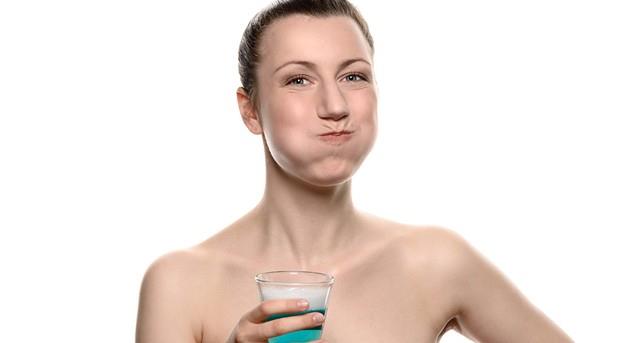 AIZ NEDEN KOKAR  Oruluyken az kokusu nasl nlenebilir?  2016 ylnn Ramazan ay balamken en nemli sorun olan az kokusuna deinen Kkdemir, az kokusunun, yalnzca di rklerinden meydana gelmediini belirtti. En byk sebebi di eti iltihabdr. Ayrca protezler de az kokusu yapabilir. Dier taraftan bronlar ve mideyle ilgili kokular da meydana gelebilir.