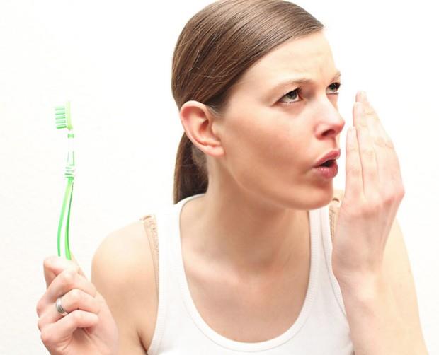 Bilhassa, daha nce yediimiz gdalar ve midenin bo olmas, koku olasln artrr. Geniz eti akntlar da koku yapabilir. Az bakm zellikle sahurda yeterince iyi yaplmadnda koku daha da artabilir. Az spreyleri oruluyken de rahatlkla kullanlabilir, kokuyu gideren az gargaralar ise yutmamak kaydyla gn iinde birka kez tekrarlanabilir.