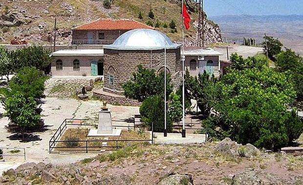 Hseyin Gazi Trbesi  ocuk sahibi olmak isteyenler Zile'deki Hseyin Gazi Trbesi'ne giderler. Trbenin yannda bulunan Gll ve bebeinin trbesinden mercimek byklnde yedi tane ta alnr ve yastn altna konur.
