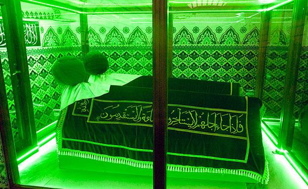 Kimileri kzlarna ve oullarna hayrl bir ksmet iin kimileri borcunu deyebilmek iin kimileri ise evliliini kurtarabilmek iin trbelere gidiyor. O trbelerden birinin yle bir srr var ki...