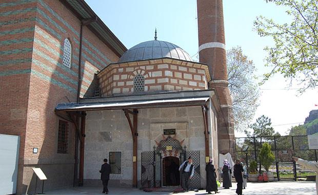 Bu trbeye kadnlar cuma gnleri gidip isteklerini belirtirler