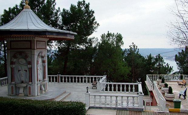 Trbede gml olan zatn Yu Hazretleri olduuna inanlmaktadr.  Hazreti Yu bir rivayate gre Musa Peygamber ile birlikte Mecme&#8217;ul-Bayreyn&#8217;e yani Boazii&#8217;ne gelmi ve vefat ederek bu tepeye gmlmtr.