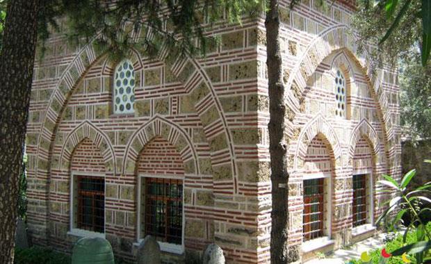 Manisa'da bulunan Yedi Kzlar Trbesi'ne gidilip adak adanr ve hayrl bir ksmet istenir.