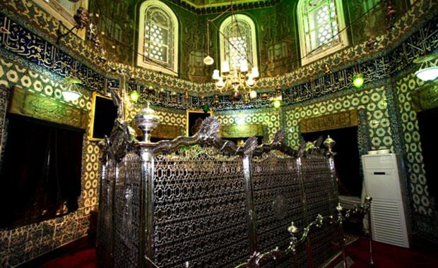 Snnet olacak ocuk Eyp Sultan Trbesi'ne gtrlr.