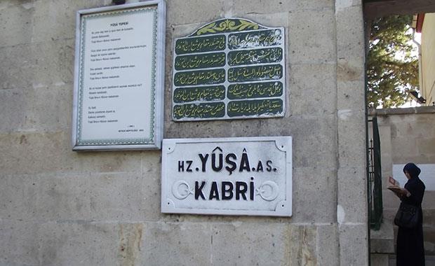 eitli tefsirlerde Yu&#8217;nn Musa&#8217;nn vefatndan sonra peygamber olarak grevlendirildii nakledilir.