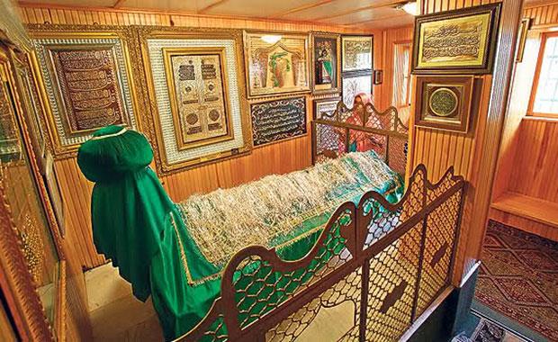 Evli olanlar da trbeye gidip evliliklerinin gzel gemesini dilerler.