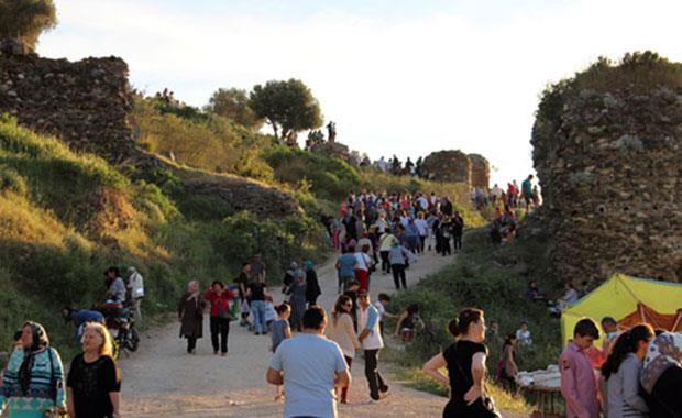 Hacet Dede Trbesi    Manisa'da bulunan Hacet Dede Trbesi'ne genellikle Hdrellez zamannda gidilir. Ksmetinin almasn isteyenler trbenin yanndaki tahtay yzk resmi izerler.