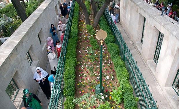 Denizciler stanbul Boaz`nn drt manevi bekisi olduuna inanr. Bunlar skdar`da Aziz Mahmud Hdayi, Beykoz`da Ya Hazretleri, Saryer`de Telli Baba ve Beikta`ta Yahya Efendi`dir...