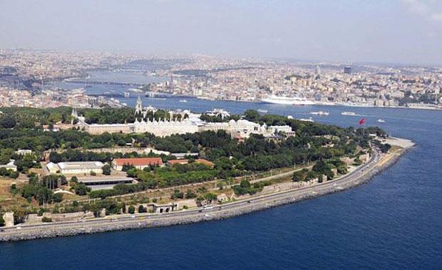 TRBELER BRBRLERYLE AYNI HZADA    Haberi hazrlarken dikkat eken bir ayrntya daha rastladk. Boaz&#8217;n manevi bekileri olarak adlandrdmz bu drt velnin kabirleri stanbul&#8217;un her iki yakasnda birbirleriyle ayn hizada.    Beykoz&#8217;daki Ya Hazretleri&#8217;nin trbesi ile Saryer&#8217;deki Telli Baba&#8217;nn trbesi; skdar&#8217;daki Aziz Mahmud Hdayi Hazretleri ile Beikta&#8217;taki Yahya Efendi&#8217;nin trbesi karlkl olarak boazda medfunlar.