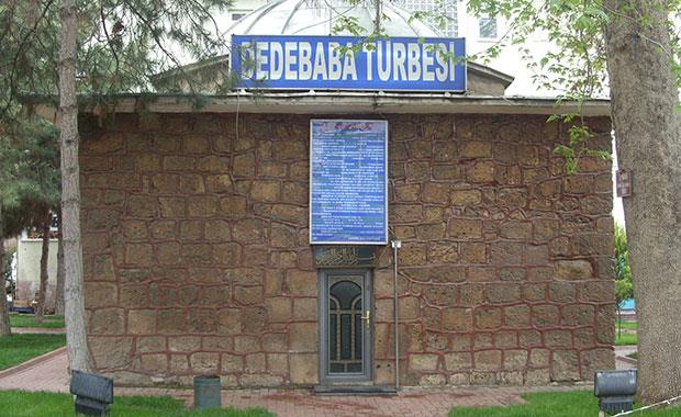 Dede Baba Trbesi    Kahramanmara'n Afin ilesinde bulunmaktadr. Felli insanlar trbeye gtrlerek ifa istenir.