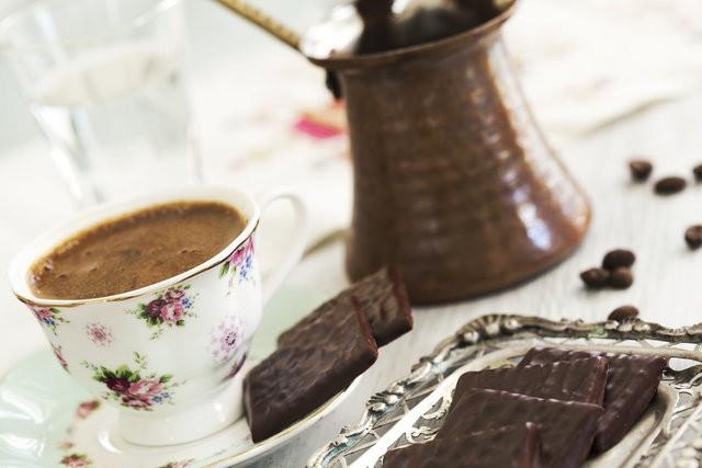 ay ve kahve gibi kafeinli ieceklerin suyun yerini tutaca hatasna da dmeyin. nk ay ve kahveyi fazla tketmek arpntya neden olurken, ayrca kafeinin idrar sktrme zellii nedeniyle idrarla sv kayb artyor. Tm bunlarn yannda ay ve kahveyle alabileceiniz krema ve eker de kilo kontroln zorlatryor.