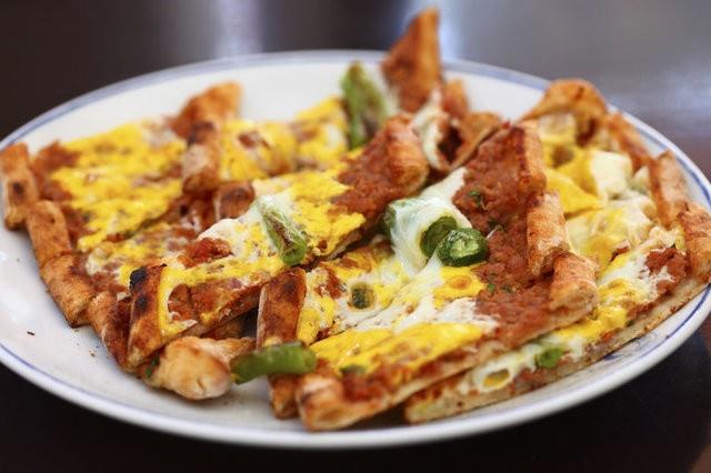 AIRI TUZ YA VE BAHARAT TKETMEK  Sahurda yaplan hatalardan biri de, ok tuzlu ve yal besinleri tercih etmek. Fazla tuz tketimi vcutta su tutup, dem olumasna sebep olabiliyor. ok baharatl ve tuzlu yiyecekler susama hissini de artrarak zor anlar yaatabiliyor.