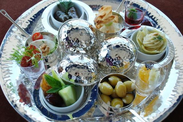 SAHURA KALKMAMA GEREK YOK DEMEK  Oru tutarken sahur ana nlerinizden biri olacaktr ve kahvalt nnz yerine geecektir. O yzden &#8220;sahura kalkmama gerek yok&#8221; diyorsanz, gn ierisinde halsizlik, yorgunluk, dk kan ekeri, konsantrasyon problemiyle kar karya kalabilirsiniz. Sahurda doygunluun daha uzun sreli olmasn salamak iin yumurta, peynir, st gibi protein ierii yksek besinleri tercih edin. Daha enerjik, zinde hissetmek ve olas kabzl nlemek iin tam tahll, avdarl ekmek veya yulaf gibi kompleks karbonhidratl besinleri tketmeye zen gsterin. S, salata ve meyve tketimi de tokluk hissi, sindirim sistemi almas ve kan glikozu kontrol iin nemli olan bir grubu oluturuyor.