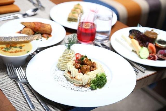 FTARI TEK N EKLNDE YAPMAK  ftarda bo mideye birden yklenmemek gerekiyor. nk mideye aniden yklenmek iftar sonras hazmszla ve reflye yol aabiliyor. Orucu su ile ap, ardndan kuru kays veya hurma ile devam edebilirsiniz. ftar 2 n eklinde yapn. ftar yemeine orba ile balayp 15-20 dakika ara verdikten sonra ana yemee geebilirsiniz.