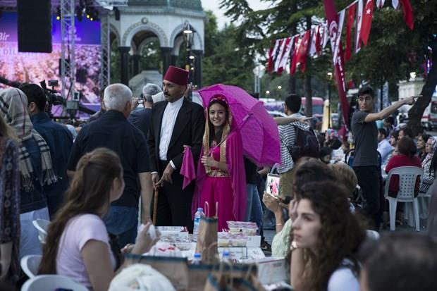 Sultanahmet Meydan'nda kurulan 15 bin kiilik dev sofrada, binlerce stanbullu iftarn yapt.