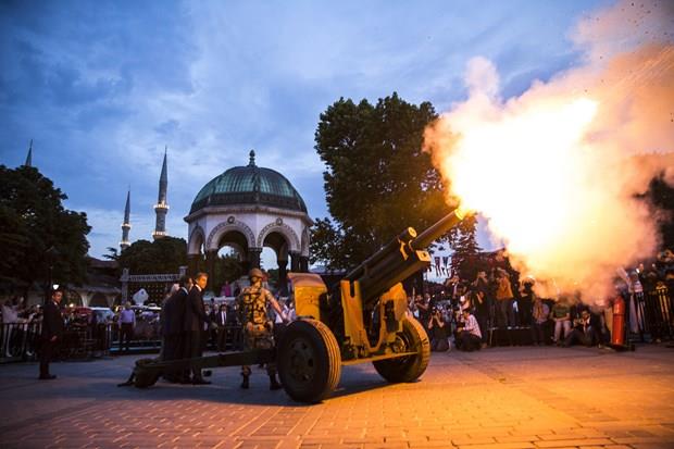ftar programna katlan baz vatandalar, iftarn ardndan akam namazn klmak iin Sultanahmet Camisine gitti.