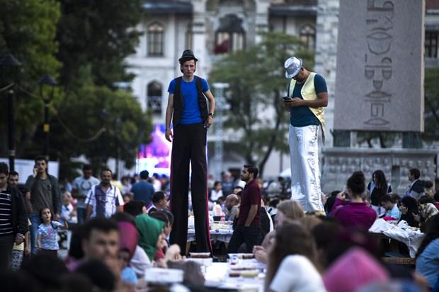Sultanahmet&#8217;i ziyaret edecek olanlara en iyi imkan, en iyi ortam oluturmak iin gayret gsterdiklerini aktaran Demir, "Netice itibaryla ramazanda zamann, mekann ve insann gerek anlamda deerini bulduu, anlamn bulduu yegane yerdir buras. Biz de ramazan boyunca, u grdnz sofralar her akam Fatih'in her tarafnda, deiik mahallelerinde, deiik meydanlarnda ve deiik semtlerinde kurmak suretiyle srdreceiz" dedi.