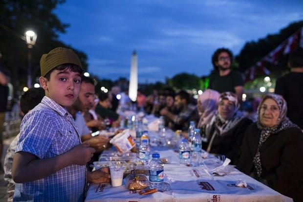 lahi dinletisinin ve ezann okunmasnn ardndan Fatih Belediye Bakan Mustafa Demir, AK Parti Fatih le Bakan Ahmet Hamdi Grk ve Fatih Kaymakam Ahmet mit, Mekanize Piyade Tugay Komutanl'ndan getirilen gerek topu, iki askerin kontrolnde ateledi. Top atnn ardndan, binlerce kii dualar eliinde orucunu at.