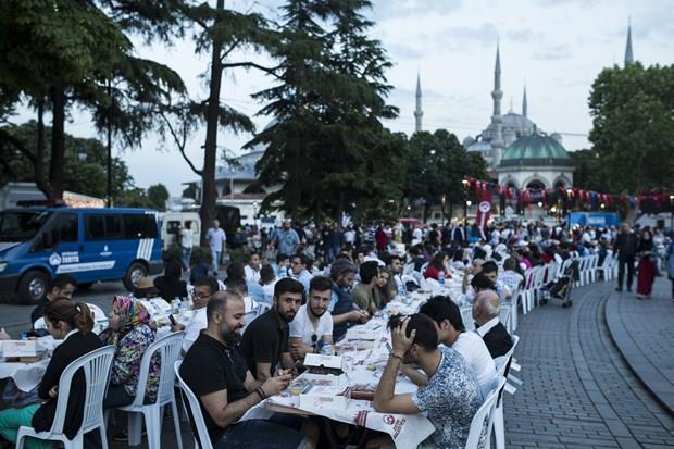 Fatih Belediyesi tarafndan dzenlenen program kapsamnda, Sultanahmet Meydan'nda 15 bin kiilik dev iftar sofras kuruldu.