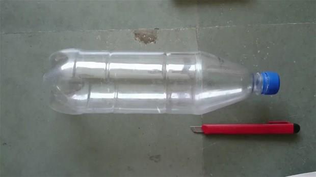 Yaz scaklaryla ba etmek iin vantilatr yapmak isteyen adam elindeki malzemeleri byle deerlendirdi.