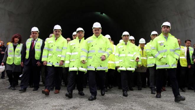 Tarlada yardmc olmas iin sk sk kendisini okuldan alan babas, Yldrm'n retmeninin "Dursun Bey, bu ocuk iyi okuyor. Brak da okusun. Dersten alma artk" szleri zerine renimine devam etsin diye Yldrm' stanbul'da yaayan dedesinin yanna gnderdi.