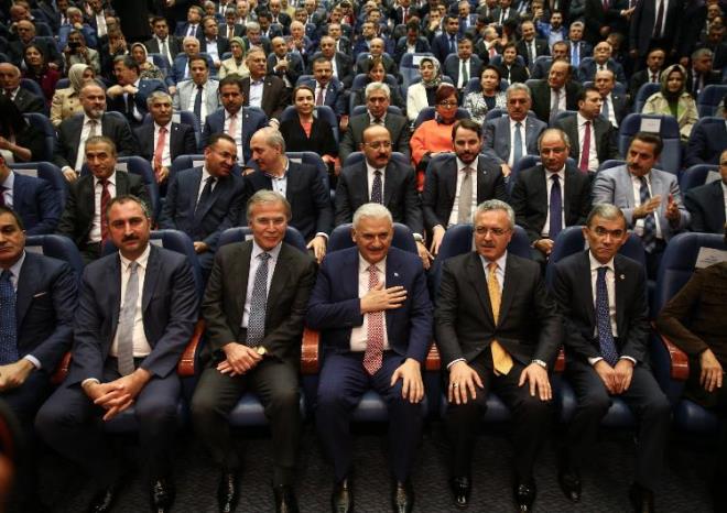 Daha nce yalnzca haritadan grd denizle stanbul'da tanan Yldrm, 1970'te Piri Reis Ortaokulu'nu, 1973 ylnda Kasmpaa Lisesi'ni bitirdi. Ailesi doktor olmasn isteyen Yldrm'n hayali makine mhendisliiydi. stanbul Teknik niversitesi Makine Mhendislii Blmne girmek isteyen ve fakltenin renci ilerinde kayt iin bekleyen Yldrm'a sra geldiinde kaytlar doldu.